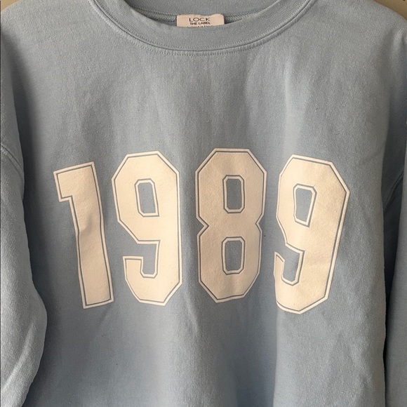 LOCK The Label “1989” Crewneck Sweatshirt – Taylor-Inspired Era Blue (Size M) - Picture 3 of 6